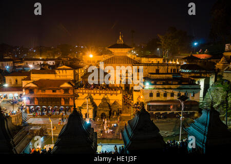 Die Gebäude der Pashupatinath Tempel am Ufer des Bagmati River sind nachts beleuchtet Stockfoto