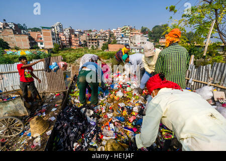 Leute sammeln Müll in der Stadt auf LKW laden und transportieren es zu einer Müllhalde außerhalb der Stadt Stockfoto