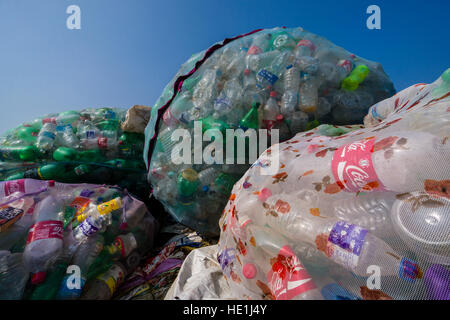 Große Netze voller leerer Plastikflaschen, in der Stadt für das Recycling gesammelt Stockfoto