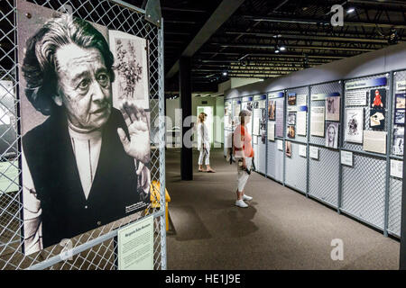 St. Saint Petersburg Florida, Florida Holocaust Museum, innen, Ausstellungsausstellung Sammlung, Konzentrationslager, Besucher reisen Stockfoto