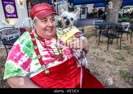 Florida St. Petersburg, Sicherheitshafen, Hauptstraße, Erwachsene, weibliche Frauen, Hund, Weihnachtskostüm, Adoption FL161129123 Stockfoto