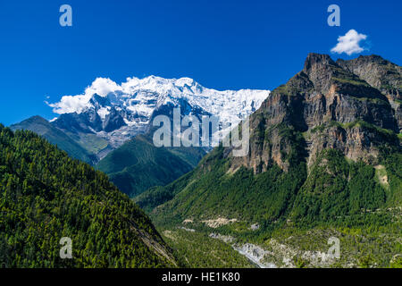 Die schneebedeckten Berge Annapurna 2 Steigt über dem oberen marsyangdi Tal Stockfoto