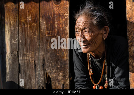 Ein Porträt eines alten Bauern Frau, schauen aus dem Fenster Stockfoto