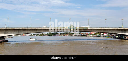 Die Rama IV-Brücke über den Chao Phraya River in der Provinz Nonthaburi, Bangkok, Thailand Stockfoto