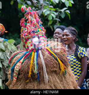 Mende-Menschen tanzen mit Gbeni-Maske im Gola-Regenwald Stockfoto