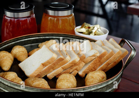 Scheibe Toastbrot und Croissant im Tray mit Marmelade und butter Stockfoto