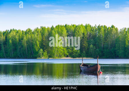 Ein Fischerboot, verankert in einem Waldsee Stockfoto