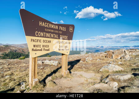Forest Service Zeichen auf einem Gipfel der Hagerman Pass und kontinentale Wasserscheide in Colorado Rocky Mountains. Stockfoto