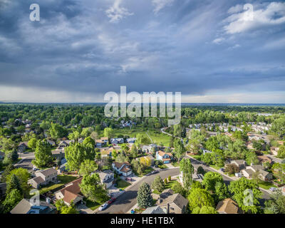 FORT COLLINS, Colorado, USA - 23. Mai 2016: Gewitterwolke über Stadt von Fort Collins in northern Colorado - Luftbild von Frühling Landschaft. Stockfoto