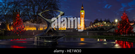 Ein Blick auf einen wunderschönen beleuchteten Weihnachtsbaum mit den Houses of Parliament im Hintergrund, London. Stockfoto