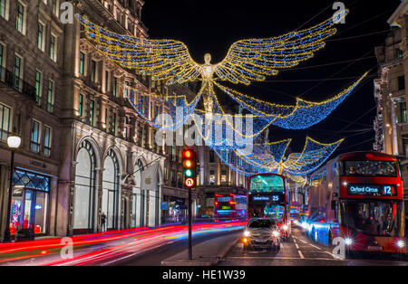 LONDON, UK - 29. November 2016: Ein Blick auf die wunderschöne Weihnachtsbeleuchtung in der Regent Street, London und am 29. November 2016. Stockfoto