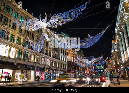 LONDON, UK - 29. November 2016: Ein Blick auf die wunderschöne Weihnachtsbeleuchtung in der Regent Street, London und am 29. November 2016. Stockfoto