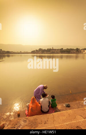 Blick über die Ghats von Pushkar, Rajasthan, Indien mit einem Brahmanen Segen einer familiäres Stockfoto