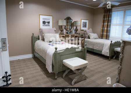 Ein Raum schaffen für Familienangehörige von gefallenen Dienst Mitglieder bleibt in guter Pflege im Fisher House auf der Dover Air Force Base in Delaware. Die Luftwaffe Leichenhalle Angelegenheiten Einheit in Dover ist weiterhin bereit, mehrere gefallenen Service-Mitglieder gleichzeitig zu bedienen, aber die Zahlen gesunken drastisch nach dem ziehen nach unten der militärischen Truppen in der Operation Enduring Freedom. /Staff Sgt. Vernon jungen Jr. Stockfoto
