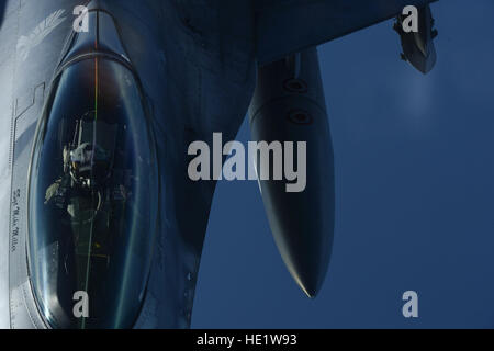 Eine Boeing KC-135 Stratotanker, zugeordnet der 63. Air Refueling Squadron auf der MacDill Air Force Base, Florida, tankt ein f-16 Fighting Falcon, 480th Expeditionary Fighter Squadron auf der Spangdahlem Air Base, Deutschland, während eine fliegende Training-Bereitstellung an der Bucht von Souda, Griechenland, 2. Februar 2016 zugeordnet. 63. ARS betrieben aus Souda Bay Naval Air Station für die Dauer der fliegenden Training-Einsatzes. /Staff Sgt. Christopher Ruano Stockfoto