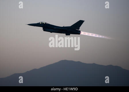 Eine f-16 Fighting Falcon, die 555. Expeditionary Kämpfer-Geschwader zugewiesen zieht auf einen Kampf gegen Ausfall von Bagram Airfield, Afghanistan, 6. September 2015. Die f-16 ist ein multi-Role Kampfflugzeug, das ist sehr wendig und hat sich bewährt im Luft-Luft- und Luft-Boden-Kampf. /Tech. Sgt Joseph Swafford Stockfoto