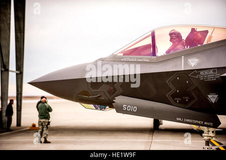 Generalmajor Nathan Sabin, taxis eine F-35A des 31. Test und Auswertung Geschwader, ein Mieter-Einheit auf der Edwards Air Force Base, Kalifornien, vor einem Testflug Mountain Home AFB, Idaho, 17. Februar 2016. Sechs operativen Test und Bewertung f-35 s und mehr als 85 Flieger des 31. TES reiste nach Mountain Home AFB für den ersten simulierte Bereitstellungstest der F-35A, speziell auf drei wichtige vorläufige Einsatzfähigkeit Mission Sätze ausführen: Unterdrückung der feindlichen Luftabwehr, schließen Sie Unterstützung aus der Luft und Luft-Verbot.  J.m. Eddins Jr. Stockfoto