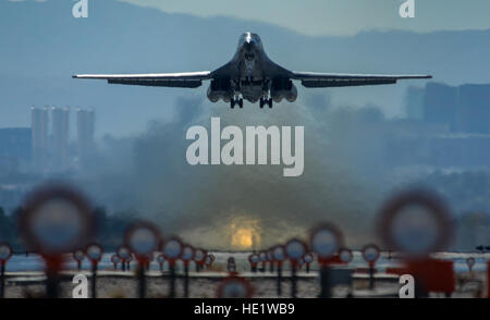 Ein B-1 b Lancer zugewiesen der 28. Bombe Flügel in Ellsworth Air Force Base, S.D., startet am ersten Tag der roten Fahne 16-2-Februar 29, 2016 an Nellis AFB, Nevada /Airman First Class Keven Tanenbaum Stockfoto