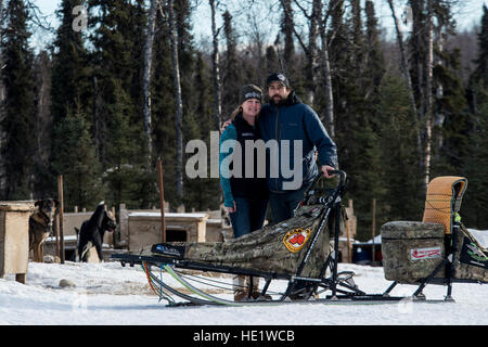 Leutnant Oberst Jen Casillo und Iditarod Musher Rick Casillo sind die Gründer der Schlacht Dawgs, eine Organisation, die Verwundeten Krieger Veteranen mit therapeutischen und spannende Erlebnisse in Alaska durch die majestätische Heilkraft der Schlittenhunde befähigt. /Master Sgt. Brian Ferguson Stockfoto