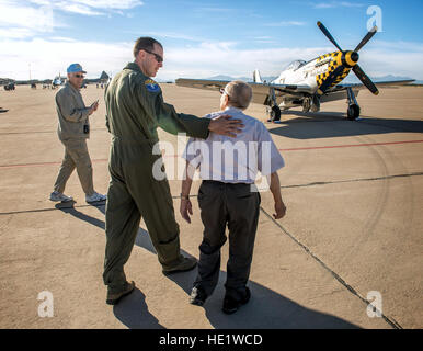 Colonel James Meger, Kommandant der 355th Kämpfer-Flügel, plaudert mit Fred Roberts, 93, ein ehemaliger Pilot der P - 51D mit 354. Fighter Squadron, 355th Fighter Group in England während des zweiten Weltkriegs. Die Piloten Sprachen auf dem Flug Linie vor Praxis Flüge auf dem Heritage Flight Training Course an Davis-Monthan AFB, Tucson, Arizona, 5. März 2016 begann, war es für die Öffentlichkeit zugänglich.  J.m. Eddins Jr. Stockfoto