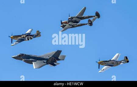 Zwei P - 51D "Mustangs" und einer p-38 "Lightning" fliegen Formation mit einer f-35 "Lightning II" während der Ausbildung Praxis Flüge auf dem Heritage Flight Training Course an Davis-Monthan AFB, Tucson, Arizona, 5. März 2016.  J.m. Eddins Jr. Stockfoto