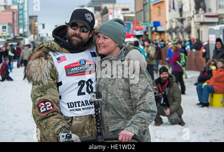 Leutnant Oberst Jen Casillo und Iditarod Musher Rick Casillo sind die Gründer der Schlacht Dawgs, eine Organisation, die Verwundeten Krieger Veteranen mit therapeutischen und spannende Erlebnisse in Alaska durch die majestätische Heilkraft der Schlittenhunde befähigt. /Master Sgt. Brian Ferguson Stockfoto