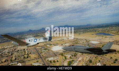 Eine p-51 Mustang und eine f-35 Lightening II fliegen um den Luftraum der Davis-Monthan Air Force Base auf 4. März 2016. Die F-38 und die f-35 beteiligt Air Combat CommandÕs Erbe Flug Training Course, ein Programm, das moderne Kämpfer/Kampfflugzeuge fliegen neben Weltkrieg, Koreanischer Krieg und Vietnam Krieg-Ohr Flugzeug verfügt über.  Techn. Sgt. Brandon Shapiro Stockfoto