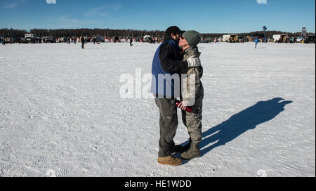 Leutnant Oberst Jen Casillo und Iditarod Musher Rick Casillo sind die Gründer der Schlacht Dawgs, eine Organisation, die Verwundeten Krieger Veteranen mit therapeutischen und spannende Erlebnisse in Alaska durch die majestätische Heilkraft der Schlittenhunde befähigt. /Master Sgt. Brian Ferguson Stockfoto