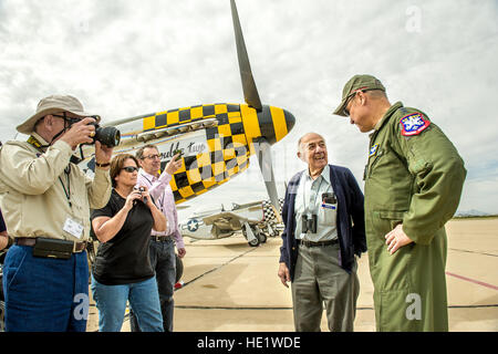 Fred Roberts, 93, zweiter von rechts, ein ehemaliger Pilot der P - 51D während WWII mit 354. Fighter Squadron, 355th Fighter Group in England, Gespräche mit Generalleutnant Mark C. "Chris" Nowland, Commander, 12. Air Force, Air Combat Command, und Commander Air Forces Southern, US Southern Command, Davis-Monthan Air Force Base in Arizona im Laufe Heritage Flight Training an Davis-Monthan AFB, Tucson, ARIZ. , 6. März 2016. Roberts wurde beauftragt, mit 57 P-51 s nach dem aufhören von Feindseligkeiten in Europa zu zerstören; einschließlich eines der Flugzeuge flog er im Kampf.  J.m. Eddins Jr. Stockfoto