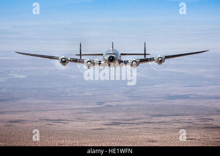 Das erste Flugzeug, das Rufzeichen "Air Force One" eine Lockheed Constellation tragen die Präsident Dwight D. Eisenhower von 1953 bis 1954, flog zurück zu Flug am 19. März ausziehen von einem Flughafen in Marana, Arizona. Am 22. März begann wie sie genannt wurden die Columbine II von First Lady Mamie Eisenhower nach die Zustandblume von Colorado, benannt wurde, die Konstellation oder "Connie" Langlauf Reise nach Bridgewater, Virginia, eine komplette Restaurierung zu unterziehen. Foto mit freundlicher Genehmigung von Tyson V. Rininger Stockfoto