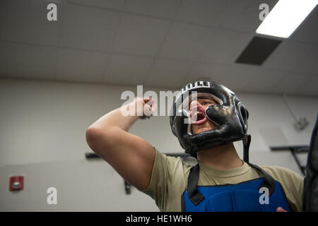 Airman 1st Class Anthony Vallejos, 811th Sicherheit Kräfte Squadron, JB Andrews, Maryland, fördert Schlacht Freunde während Redman Qualifikation Kämpfe bei Joint Base McGuire-Dix-Lakehurst, NJ Drei Wochen, 12 Stunden am Tag Intensivkurs umfasst Themen wie interkulturelles Bewusstsein, rechtliche Erwägungen, Botschaft von Operationen, Flugplatz Erhebungstechniken, explosive Ordnance Bewusstsein, Flugzeug suchen und waffenlosen Selbstverteidigungstechniken. Schülerinnen und Schüler sind zu mehr als 70 Use of Force Szenarien wo Stress mit Rollenspieler simuliert wird. Ausbildung umfasst Unterricht und realistische pract Stockfoto