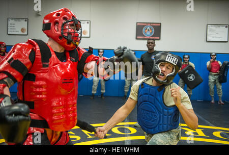 Airman 1st Class Anthony Vallejos, 811th Sicherheit Kräfte Squadron, JB Andrews, Maryland, nimmt einen linken Haken bei Redman Qualifikation kämpfen am Joint Base McGuire-Dix-Lakehurst, NJ Drei Wochen, 12 Stunden am Tag Intensivkurs umfasst Themen wie interkulturelles Bewusstsein, rechtliche Erwägungen, Botschaft von Operationen, Flugplatz Erhebungstechniken, explosive Ordnance Bewusstsein, Flugzeug suchen und waffenlosen Selbstverteidigungstechniken. Schülerinnen und Schüler sind zu mehr als 70 Use of Force Szenarien wo Stress mit Rollenspieler simuliert wird. Ausbildung umfasst Unterricht und realistische praktische exe Stockfoto