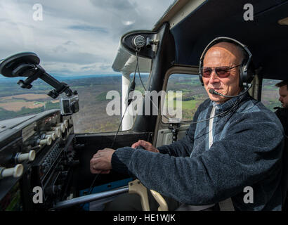 Pensionierter Oberst Pete Mapes, Pilot-Arzt, zeigt eine Kollision vermeiden Bodenanlage, die er auf seiner Cessna Flugzeug während des Fluges über Maryland, 7. April 2016 installiert. Mapes war über die Air Force f-16 Kampfjets für die Beschäftigung der automatische Boden Collision Avoidance System maßgeblich. /Master Sgt. Brian Ferguson Stockfoto