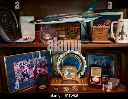 Pensionierte Air Force General Charles Horner verbrachte 36 Jahre im Dienst von 1958Ð1994. Im Laufe seiner Karriere er flog Kampfeinsätze in Vietnam in den F-105 und hatte mehrere Befehle, einschließlich Space Command, North American Aerospace Defense Command, United States Air Forces Central Command und 9. Air Force. Während des Golfkriegs von 1990 bis 1991 war er der Kommandant aller Alliierten Vermögenswerte während der Operationen Desert Shield und Desert Storm. /Staff Sgt Andrew Lee Stockfoto