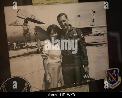 Ein gerahmtes Foto auf einem Bücherregal, der damalige Oberst, und jetzt im Ruhestand, General Charles A. Horner und seine Frau Mary Jo vor seine f-15 an Luke AFB, wo er Wing Commander im März 1981 war. /Staff Sgt Andrew Lee Stockfoto