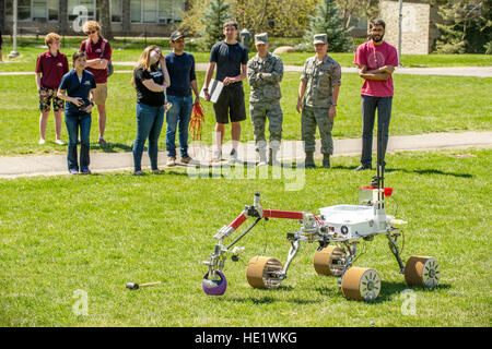 Mitglieder der Cornell-Universität-Mars-Rover-Team, Emma Carpenter, Jasmine Liu, Jacob Glueck, Nicole Polemeni-Hegarty, Capt Kevine O'Brien Faculty Advisor, AFROTC jüngsterer Sohn Scott Seidenberger und Varun Belur, testen Sie das Rover-Design, das sie in die Universität Mars Rover Challenge außerhalb Phillips-Halle an der Cornell University, 16. April 2016 treten werden.   J.m. Eddins Jr. Stockfoto