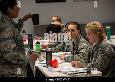 Schüler hören Sie 1st Lt. Caroline Brooks, einem medizinischen Entomologen, diskutieren die Möglichkeiten, um Mücken während einer öffentlichen Gesundheit Ausbildung Klasse an der School of Aerospace Medicine, Wright-Patterson Air Force Base in Ohio, 19. April 2016 zu fangen.  Die Aedes-Mücke kann schwere Krankheiten wie Dengue-Fieber, Gelbfieber, der Zika-Virus und Chikungunya-Fieber verbreitet. Aedes-Mücken sind wegen der schwarzen und weißen Markierungen auf ihren Körper und die Beine optisch unverwechselbar. /Master Sgt. Brian Ferguson Stockfoto