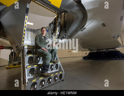 Oberst Kathryn Hughes, ein Pilot-Arzt und Direktor, menschliche Systemintegration, 711th Human Performance Flügel, sitzt auf der Treppe einer Zentrifuge auf der Wright-Patterson Air Force Base, Ohio, 22. April 2016. Hughes, ein a-10 Thunderbolt II-Pilot, war maßgeblich an der Integration der flächendeckenden Leistungslimit in der Luftwaffe bestand. /Master Sgt. Brian Ferguson Stockfoto