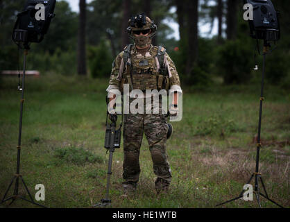Master Sgt. Kenneth Guinn, Abteilungsleiter, EOD Operationen tragen eine Bekämpfung der PSA w / Face Shield Unterkiefer. /Staff Sgt Andrew Lee Stockfoto