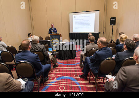 Major Chris Backus, Pilot-Arzt, Schriftsätze eine Gruppe von Ärzten während einer Luft-und Raumfahrt Medizin-Konferenz in New Jersey, 28. April 2016. Pilot-Ärzte engagieren sich in Forschung, Entwicklung, Prüfung und Bewertung von neuen und aktuellen Luftwaffe-Systemen und Missionen so früh wie möglich zu erkennen, die größte Wirksamkeit und Kosteneinsparungen zu erzielen. Wegen der einzigartigen medizinischen und menschlichen Faktoren sind Qualifikationen Pilot-Ärzte besonders gut geeignet, um die Entwicklung neuer Flugzeuge, Leben unterstützen Geräte und Avionik oder Software-Upgrades und um sicherzustellen, dass wechselnde Missionen durch untergebracht werden können Stockfoto