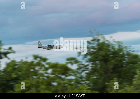 Ein c-130 Hercules fliegt eine Antenne Spray-Mission auf einer Höhe von 350 Füße auf gemeinsame Basis-Charleston, S.C. 5. Mai 2016. Sprühen weniger als eine Unze der Chemikalie effektiv pro Hektar begrenzt die Moskito-Bevölkerung in der Nähe der Basis. Die Mission des 910th in Youngstown Air Reserve Station, Ohio, ist weiterhin, dass das Department of Defense nur großflächige Antenne Spray Örtlich festgelegtflügel Fähigkeit, Krankheit-tragen Insekten, Insekten, unerwünschte Vegetation zu kontrollieren und zu Öl verteilen in großen Gewässern verschüttet. /Master Sgt. Brian Ferguson Stockfoto