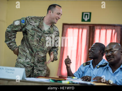 Major Matt Hervey, 818th Mobility Support Advisory Squadron, Gespräche mit Captain Mouity Makanga Fulgence während einer Mobilität Ausbildung Klasse für Mitglieder der gabunischen Luftwaffe in Gabun, Afrika, 13. Juni 2016. 818th MSAS aus Joint Base McGuire bietet Luft Mobilität Beratung und Unterstützung der Ausbildung zur Unterstützung der Luftwaffe Ziele der Partner Kapazitäten. /Master Sgt. Brian Ferguson Stockfoto