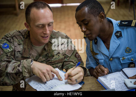 Major Matt Harvey markiert 1st Lt. Mvourou Andrix aus dem Dienstplan während eine Mobilität-Schulung für Mitglieder der gabunischen Luftwaffe in Gabun, Afrika, 14. Juni 2016. Die 818th Mobilität unterstützen Advisory Geschwader von Joint Base McGuire bietet Luft Mobilität Beratung und Unterstützung der Ausbildung zur Unterstützung der Luftwaffe Ziele der Partner Kapazitäten. /Master Sgt. Brian Ferguson Stockfoto