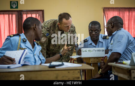 Major Matt Harvey, 818th Mobility Support Advisory Squadron, Gespräche mit Gabun Luftwaffe Mitglieder während einer Mobilität Ausbildung Klasse in Gabun, Afrika, 14. Juni 2016. 818th MSAS aus Joint Base McGuire bietet Luft Mobilität Beratung und Unterstützung der Ausbildung zur Unterstützung der Luftwaffe Ziele der Partner Kapazitäten. /Master Sgt. Brian Ferguson Stockfoto