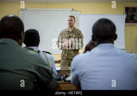 Kapitän Phil Caraghiaur geht über das Tagesprogramm während einer Klasse zur Verfügung gestellt von der 818th Mobility Support Advisory Squadron der gabunischen Air Force in Gabun, Afrika, 14. Juni 2016. 818th MSAS aus Joint Base McGuire bietet Luft Mobilität Beratung und Unterstützung der Ausbildung zur Unterstützung der Luftwaffe Ziele der Partner Kapazitäten. /Master Sgt. Brian Ferguson Stockfoto