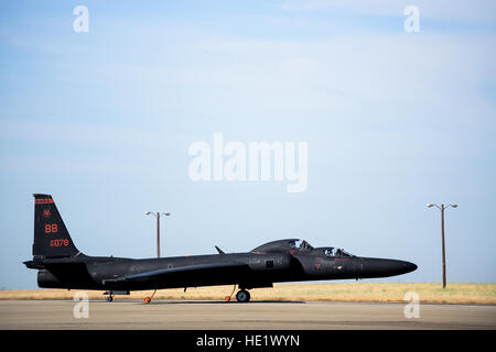 US Air Force Piloten, die 9. Reconnaissance Wing zugewiesen taxi ein U-2 Dragon Lady-Flugzeug zur Startbahn, Vorbereitung von Beale Air Force Base, Kalifornien, 14. Juni 2016 starten. U-2 Piloten fliegen die Aufklärer, die mehrmals pro Woche zu pflegen ihre Flugstunden und bleiben für reale Missionen rund um den Globus vorbereitet.  Staff Sgt Kenny Holston Stockfoto