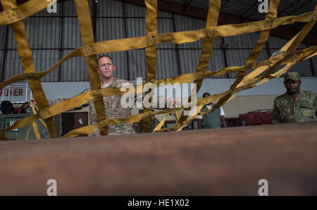 Major Matt Harvey hilft mit einem Gepäcknetz während einer praktischen Palette laden Klasse zur Verfügung gestellt von der 818th Mobility Support Advisory Squadron an Gabun Luftwaffe in Afrika, 15. Juni 2016. 818th MSAS aus Joint Base McGuire bietet Luft Mobilität Beratung und Unterstützung der Ausbildung zur Unterstützung der Luftwaffe Ziele der Partner Kapazitäten. /Master Sgt. Brian Ferguson Stockfoto