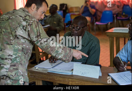 Senior Master Sgt Mike Flacho erklärt Last Master Sgt. Jean-Jacques Assoumou während einer Mobilität Ausbildung Klasse zur Verfügung gestellt von der 818th Mobility Support Advisory Squadron an Gabun Luftwaffe in Afrika, 20. Juni 2016 plant. 818th MSAS aus Joint Base McGuire bietet Luft Mobilität Beratung und Unterstützung der Ausbildung zur Unterstützung der Luftwaffe Ziele der Partner Kapazitäten. /Master Sgt. Brian Ferguson Stockfoto