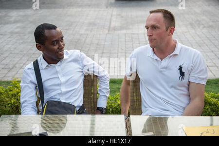 Major Matt Harvey, 818th Mobility Support Advisory Squadron, Gespräche mit 1st Lt. Mvourou Andrix während ein Klasse Abendessen mit Gabun Luftwaffe Mitglieder in Libreville, Gabun, 22. Juni 2016. 818th MSAS aus Joint Base McGuire bietet Luft Mobilität Beratung und Unterstützung der Ausbildung zur Unterstützung der Luftwaffe Ziele der Partner Kapazitäten. /Master Sgt. Brian Ferguson Stockfoto