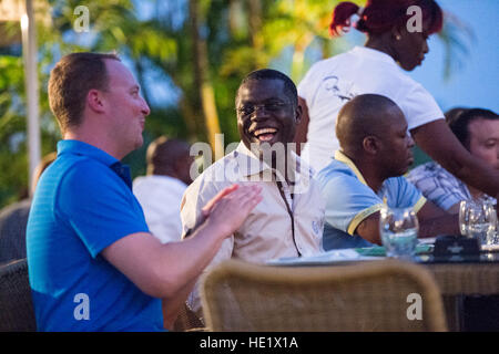 Kapitän Phil Caraghiaur spricht mit Captain Mouity Makanga Fulgence während ein Klasse Abendessen mit Gabun Luftwaffe Mitglieder in Libreville, Gabun, 14. Juni 2016. Die 818th Mobilität unterstützen Advisory Geschwader von Joint Base McGuire bietet Luft Mobilität Beratung und Unterstützung der Ausbildung zur Unterstützung der Luftwaffe Ziele der Partner Kapazitäten. /Master Sgt. Brian Ferguson Stockfoto